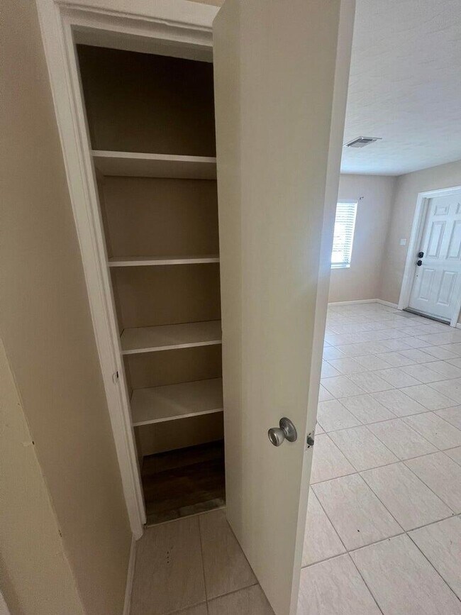 Building Photo - 1037 N Victoria Park Rd