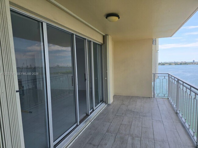 Building Photo - 11111 Biscayne Blvd