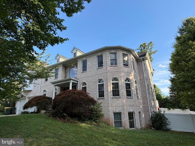 Building Photo - 6529 Fairlawn Dr