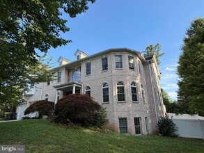 Building Photo - 6529 Fairlawn Dr
