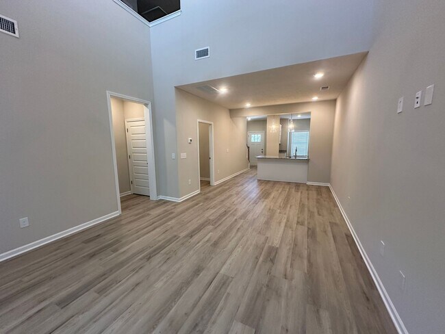 Building Photo - 4 Bed 3 Bath Townhome Near The Heart Of Shelbyville