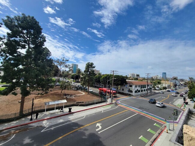 Building Photo - HUGE UPPER 1BD/1.5BA CONDO WITH LOFT, PARKING LAUNDRY AND 2 PRIVATE BALCONIES!!