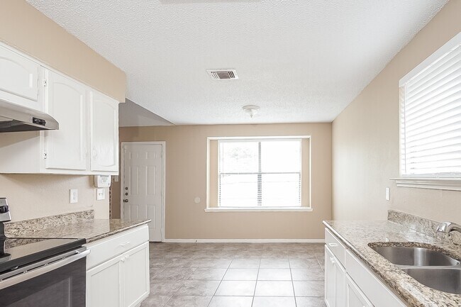 Building Photo - 15850 Alger Dr