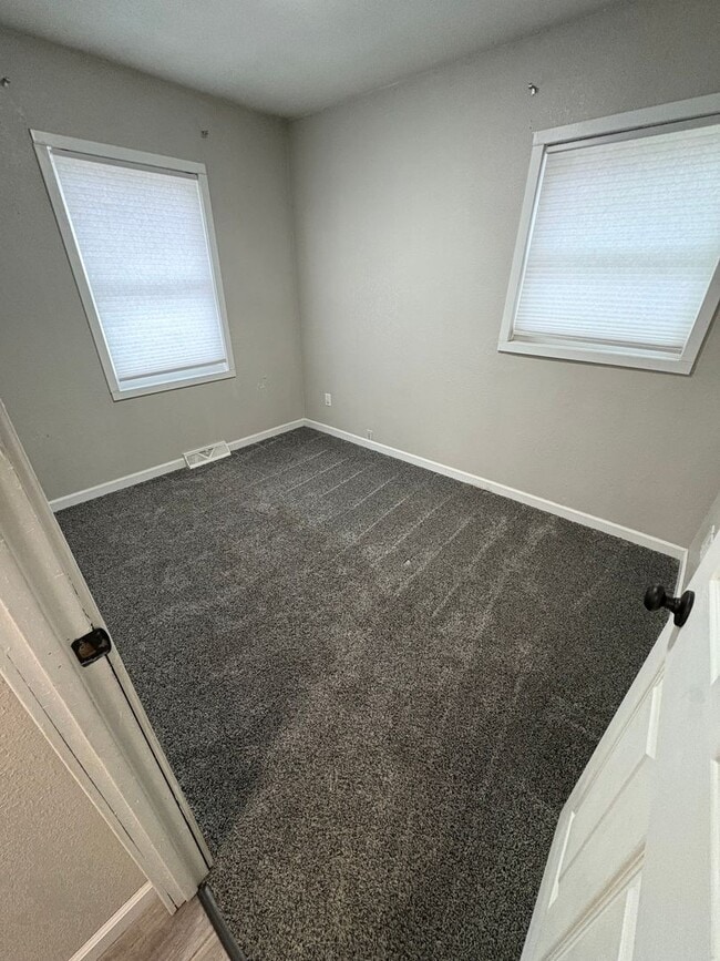 Building Photo - 3 Bed 1 Bath Updated Single Family home