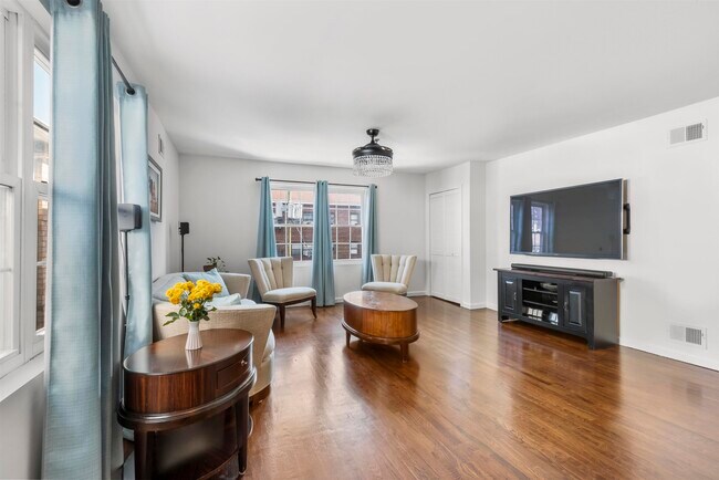 Building Photo - 519 3rd St