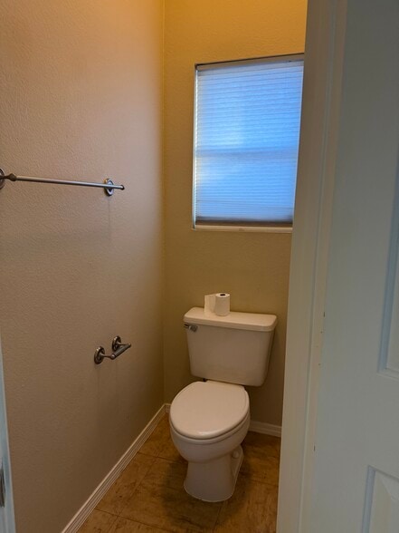 Building Photo - 2443 Avenida Flores