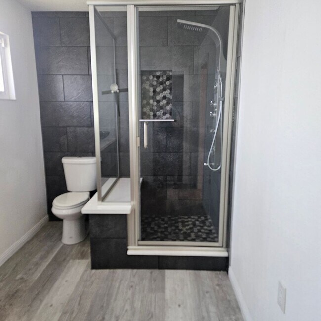 Building Photo - Beautifully Updated Family Home Near Memorial Hospital
