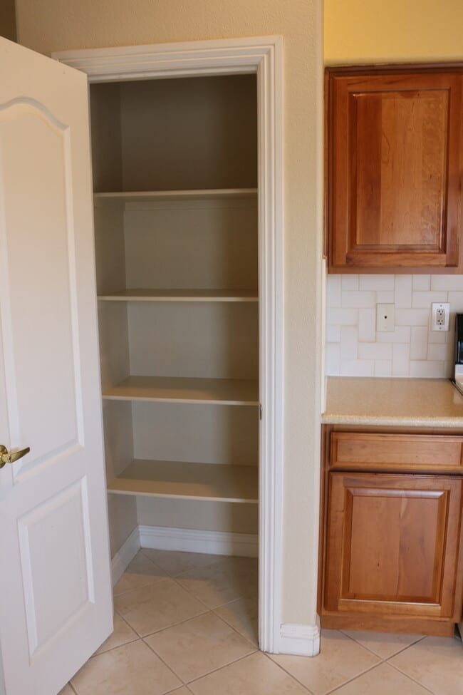 Building Photo - SHOWINGS AVAILABLE NOW