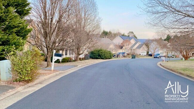 Building Photo - 1003 Wintergreen Ln