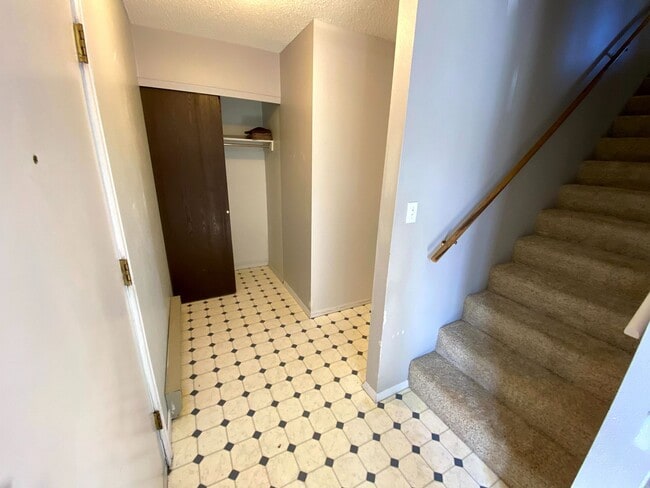 Building Photo - 3 Bedroom, 1.5 Bathroom Townhouse Next to High School and Middle School