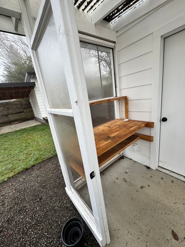 Building Photo - Beautifully remodeled 4 bedroom with ADU! PVT backyard, garage pets ok!