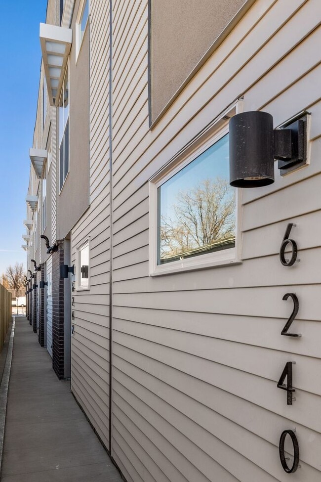 Building Photo - MOVE IN INCENTIVES!!  Bright & Spacious End-Unit Townhome with Garage, private yard area, and Pet...