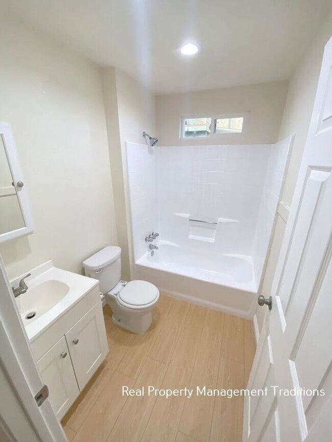 Building Photo - Updated Apt in Rosamond - Military Discount!