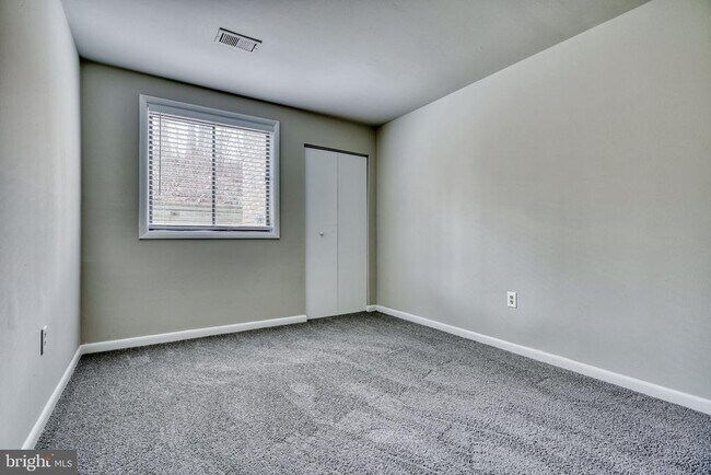 Building Photo - 140 Royal Oak Dr