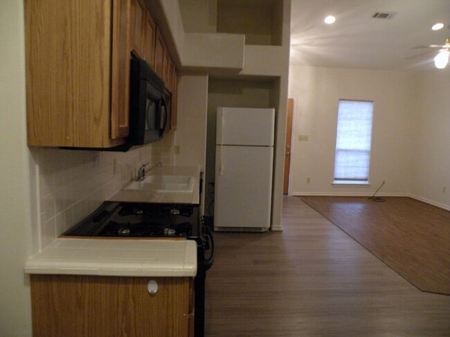 Building Photo - 820 Tangle Oaks Dr