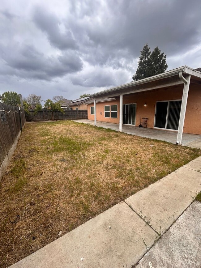 Building Photo - Nice house for rent in Tulare!