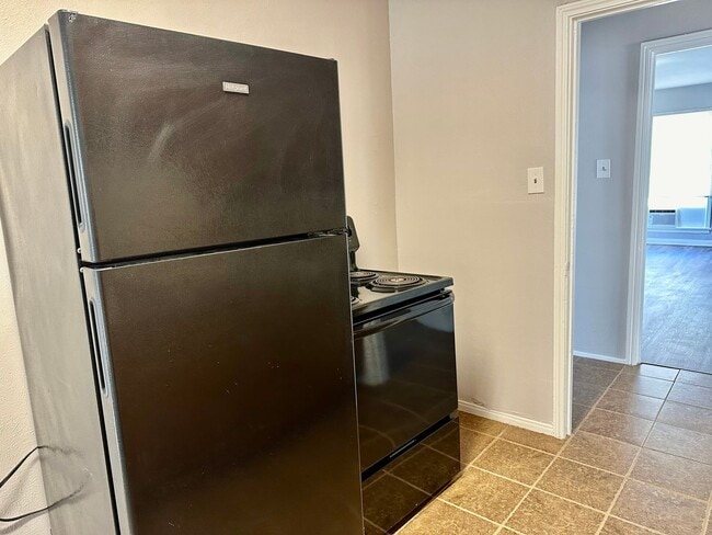 Building Photo - Spacious 3 bed/1 bath rental - Available Now!