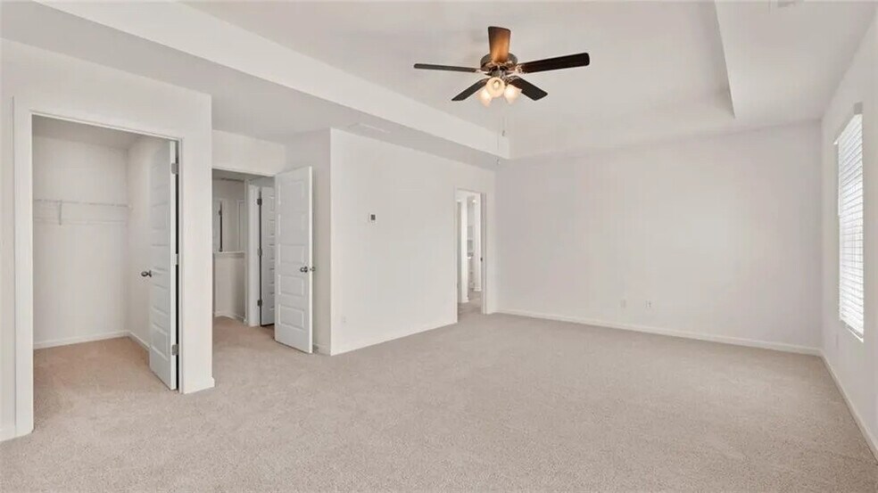 Building Photo - Room in House on Aster Ave