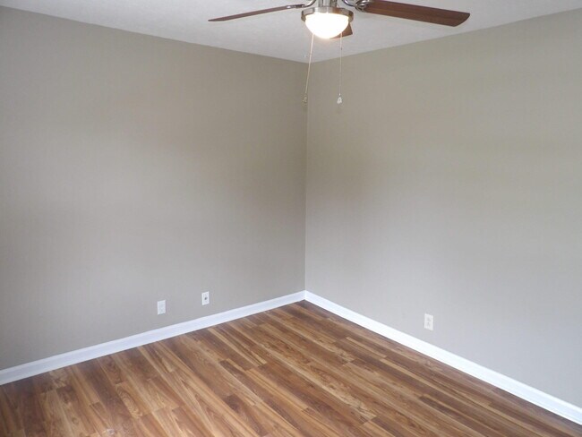 Building Photo - 400 Freedom Dr