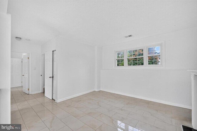 Building Photo - 13296 Hollinger Ave
