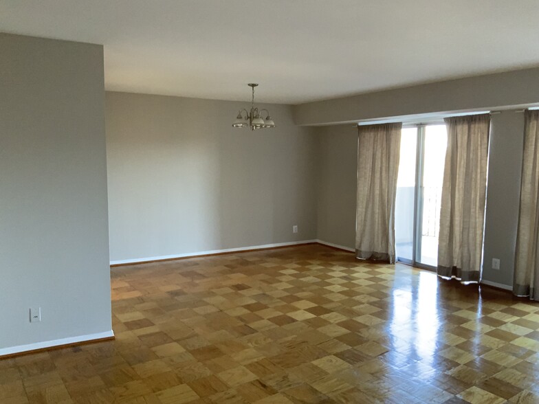 Dining area - 9039 Sligo Creek Pky