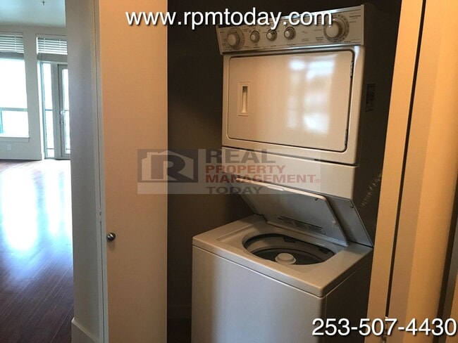 Building Photo - Incredible 5th Floor 2 Bedroom Condo with AMAZING Views!