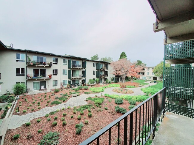 Building Photo - Courtyard one bedroom at Woodlake