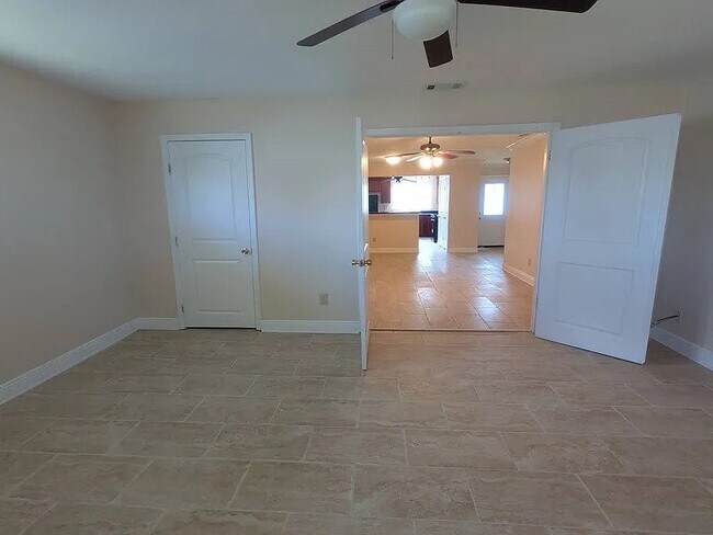 Building Photo - 5011 Warren Dr