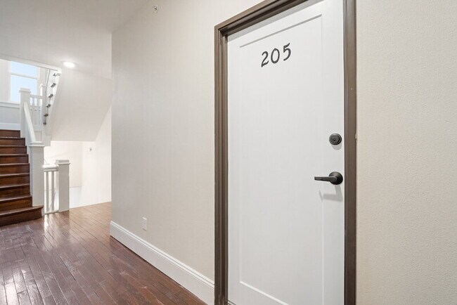 Building Photo - 702 20th St