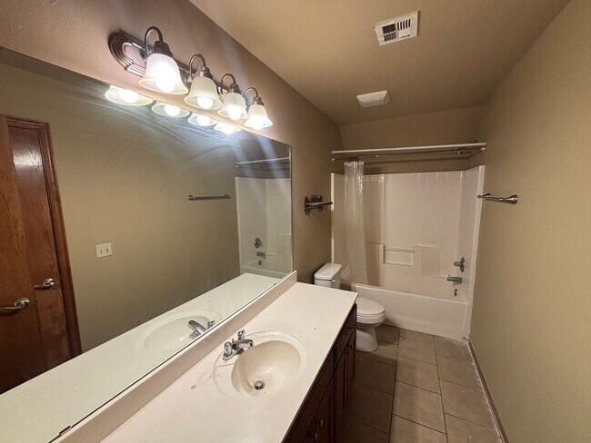 Building Photo - Wonderful Duplex in Yukon!