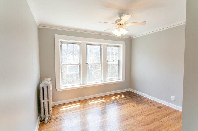 Building Photo - 7646 N Greenview Ave
