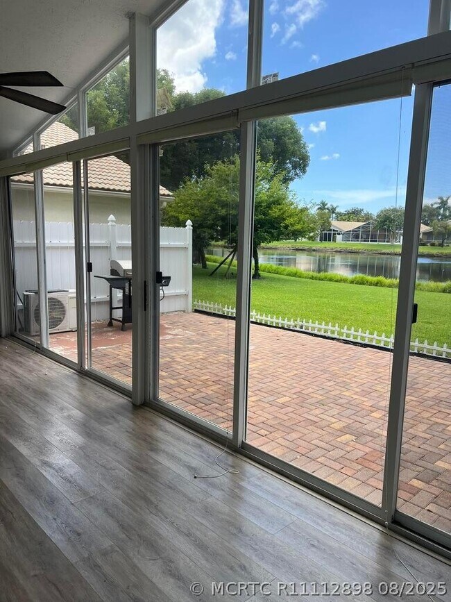 Building Photo - 10596 Sunset Isles Ct