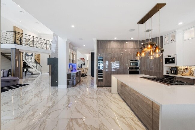 Building Photo - 2307 N Riverside Dr