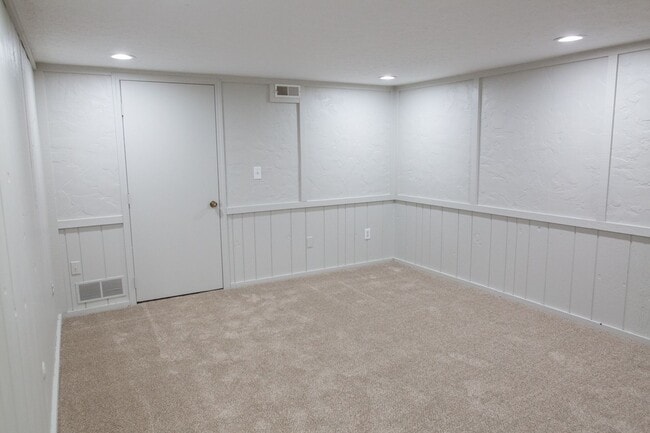 Building Photo - 7778 Deercrest Ct