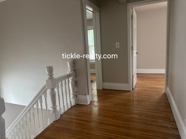 Building Photo - Large 4 Bedroom 2 Bath Single Family Home!...