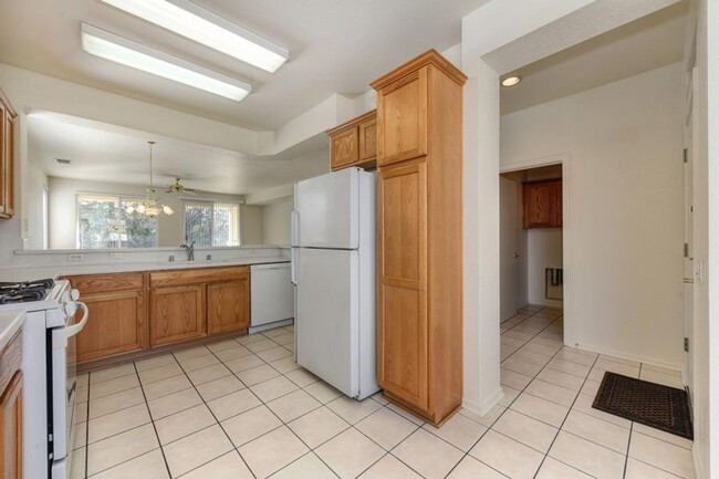 Building Photo - Cute 2bd/2ba home in 55+ Sun City Roseville