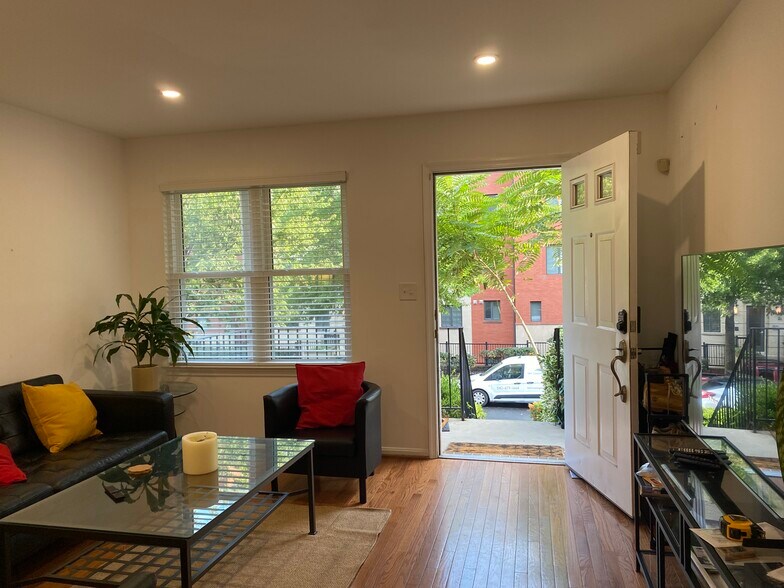 Building Photo - 1327 Belmont St NW
