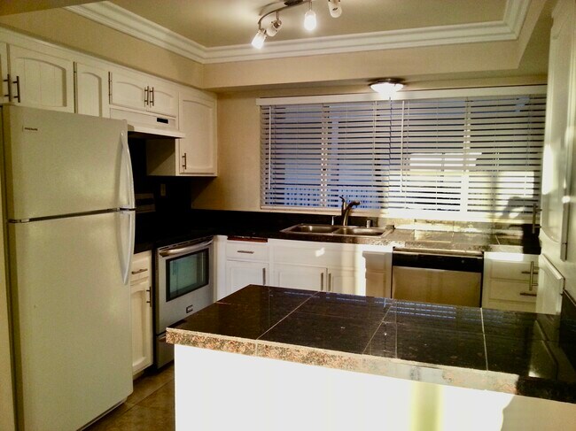 Building Photo - 3606 Vista Rey