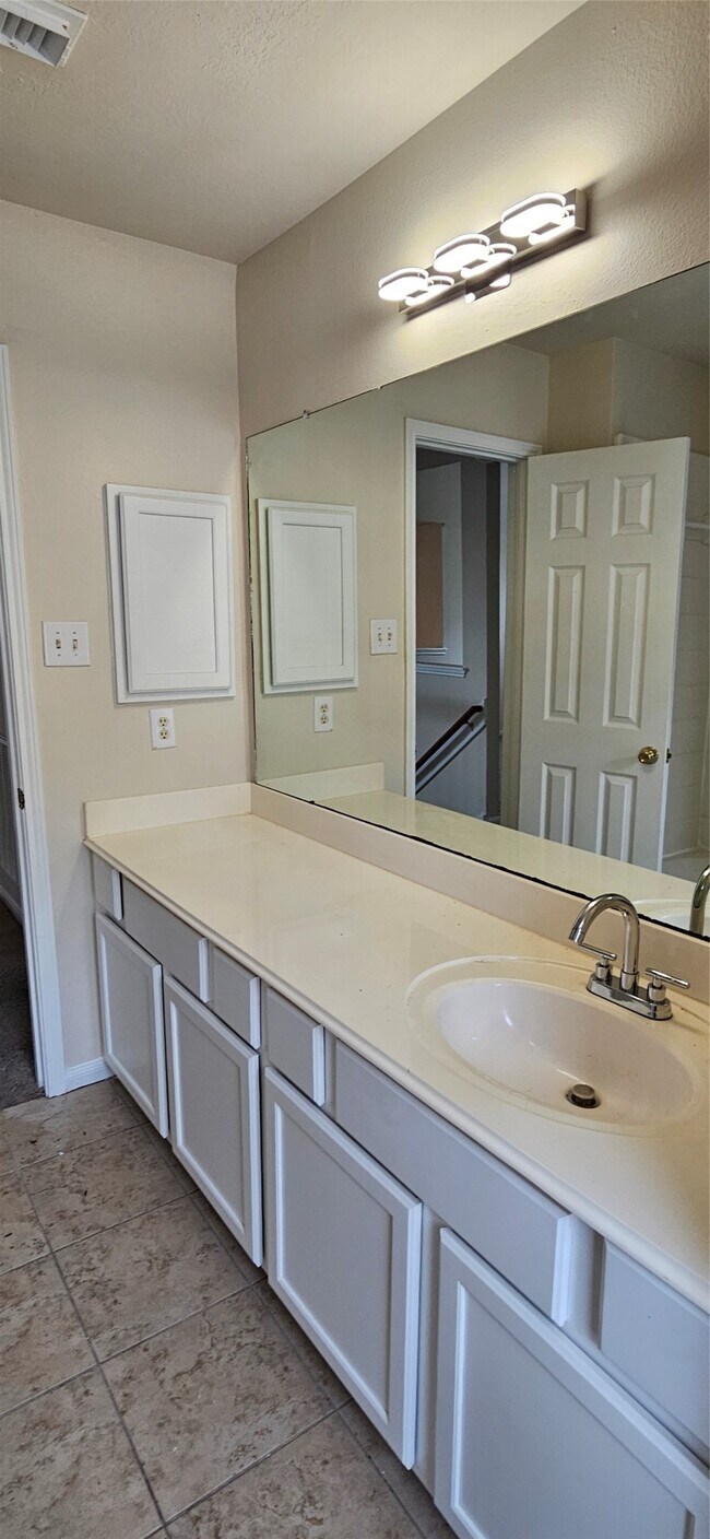 Building Photo - 2519 Pine Shadows Dr