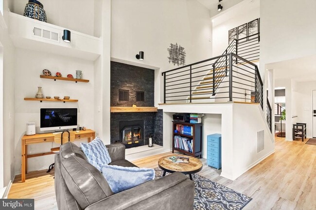 Building Photo - 2120 S Bay Ln