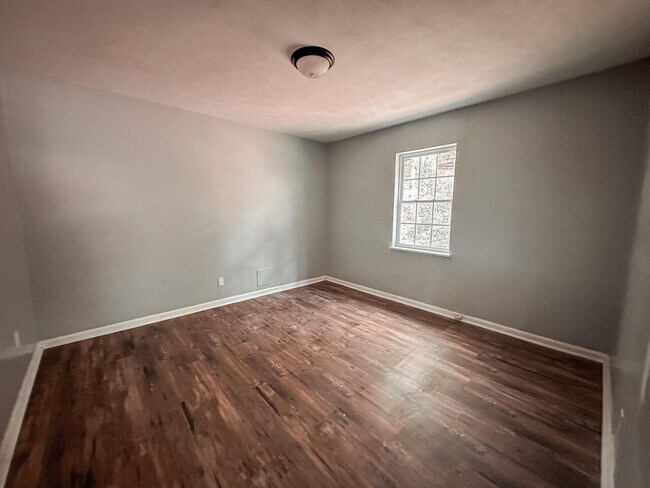 Building Photo - 1410 Cave Springs