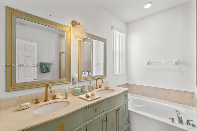 Building Photo - 1023 NW 100th Ave