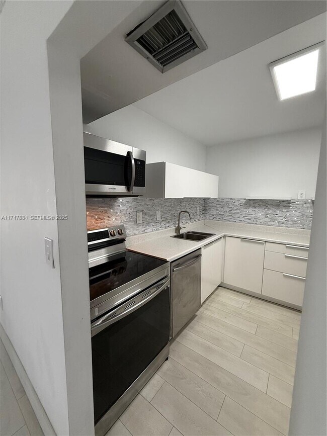 Building Photo - 3731 N Country Club Dr