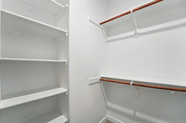 Building Photo - Like New luxurious townhome with 2 Master ...