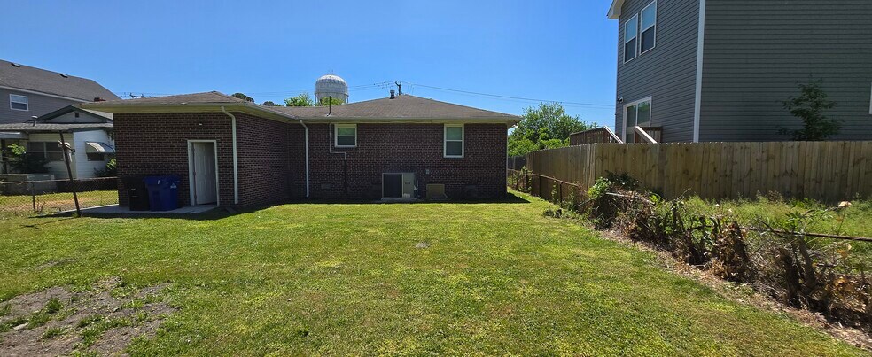 Large backyard - 818 Coolidge St