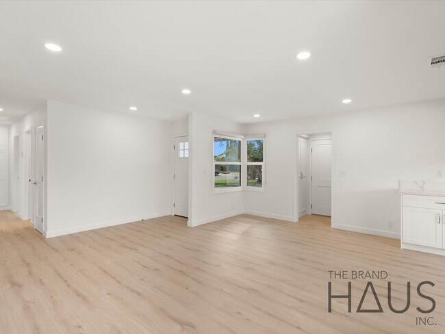 Building Photo - Two Primary Bedrooms, Pool, & Air Conditio...