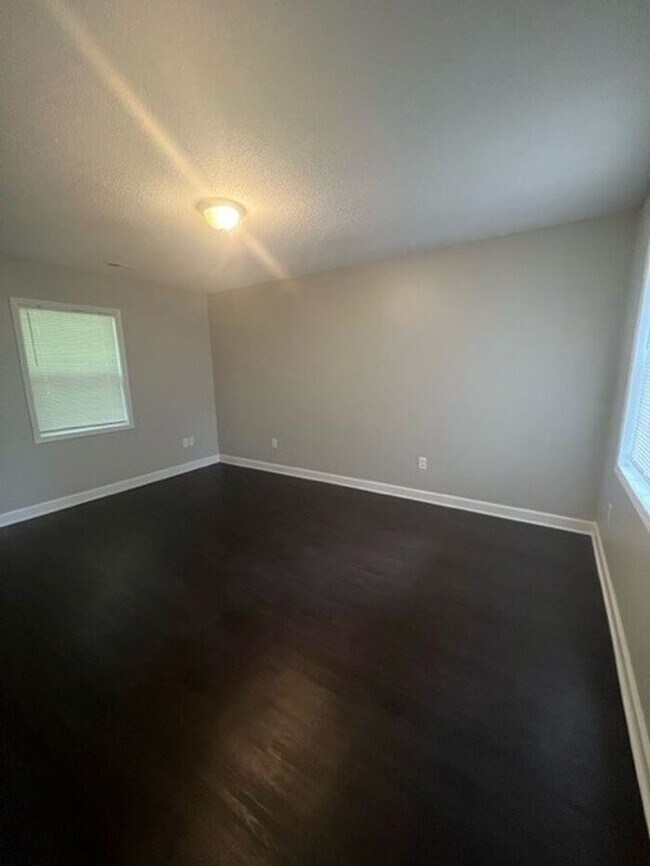 Building Photo - 2 Bed / 2 Bath Duplex near Cherrydale