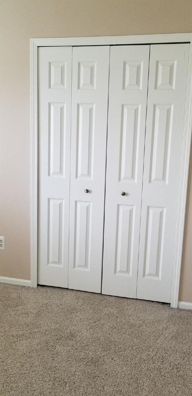 Building Photo - Updated 2 Bed Upper Condo, Vaulted Ceiling...