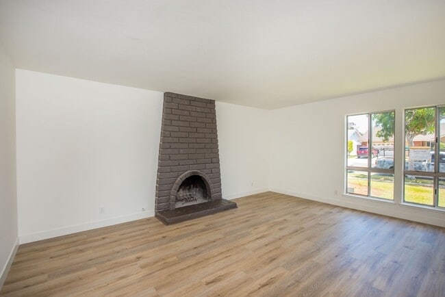 Building Photo - COSTA MESA: 3 Bedroom Single Story Home with a Pool