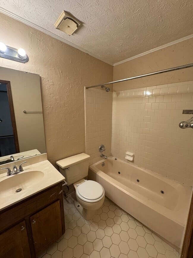 Building Photo - Attached Single Level 3 bedroom 2 bath